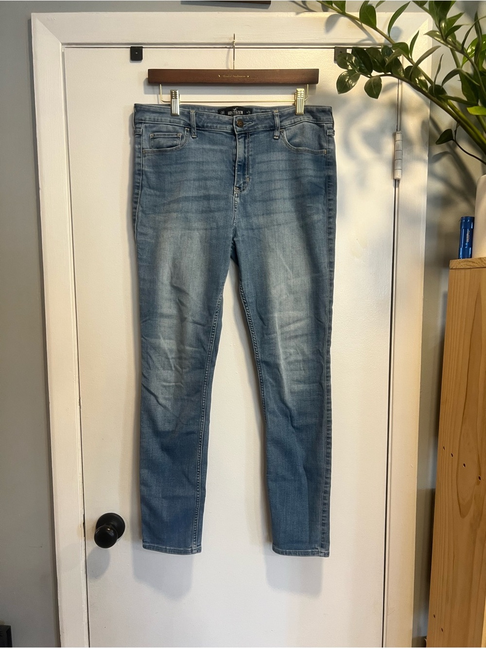 Hollister Women’s Light Wash high rise Super Skinny Jeans